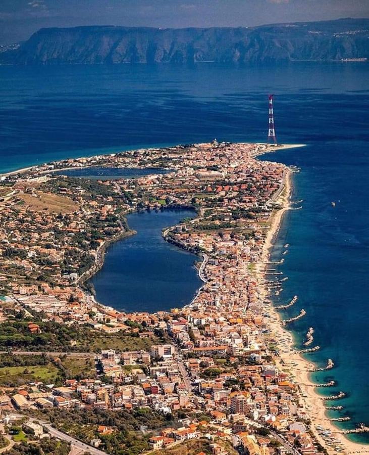 Tra Mare E Lago Torre di Faro Kültér fotó